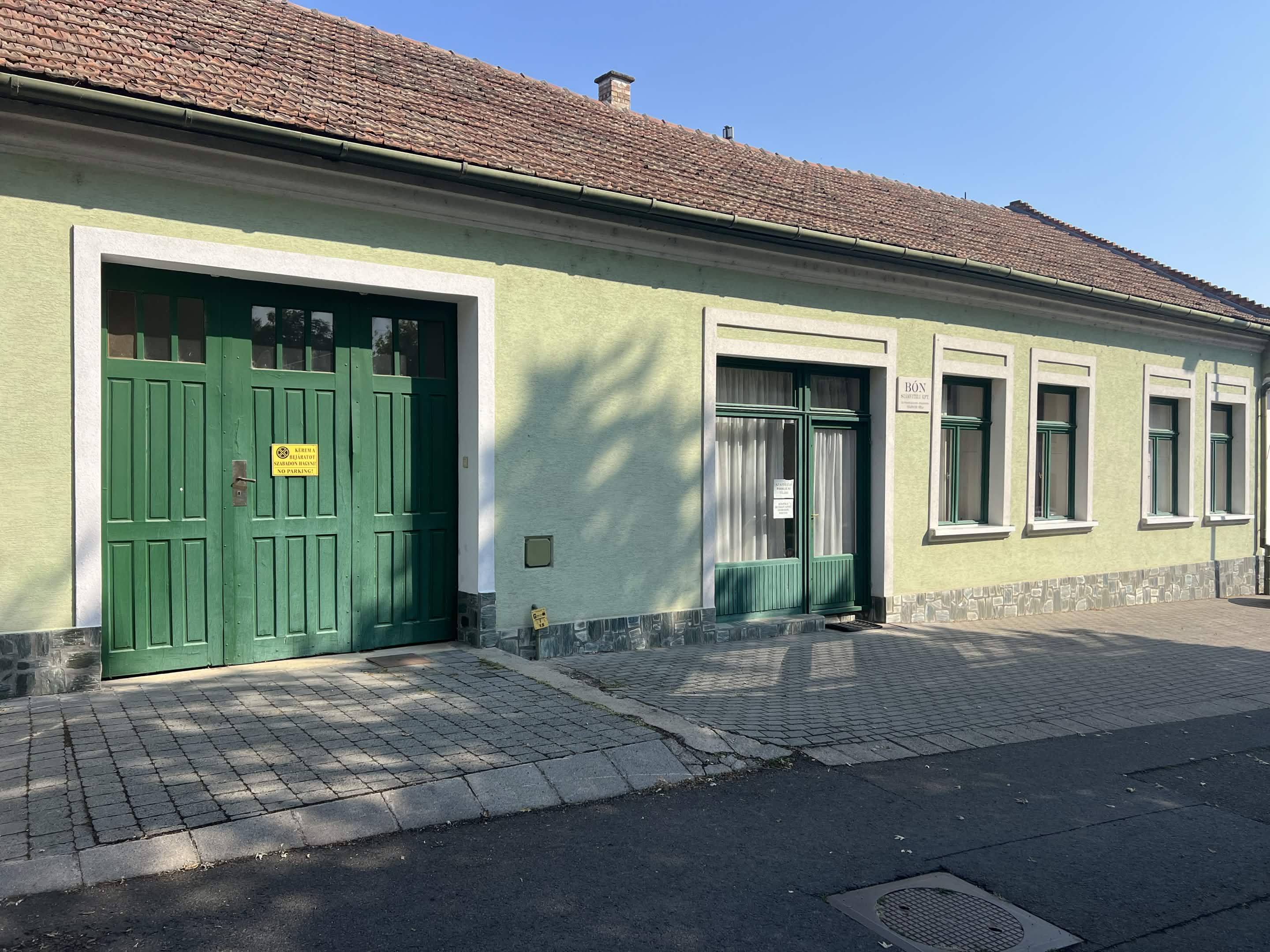 A Bón Kft. könyvelőirodája Szécsényben, az Ady Endre utcában
